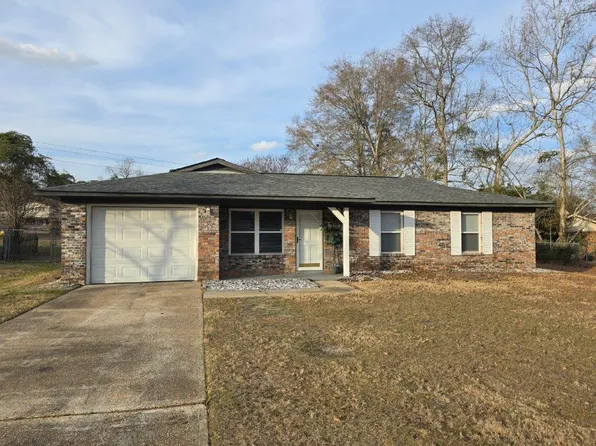 4 Forest Hill Dr, Daleville, AL 36322