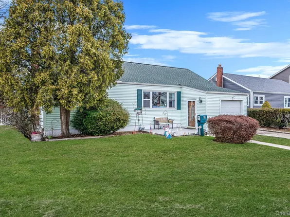 43 E June Street, Lindenhurst, NY 11757