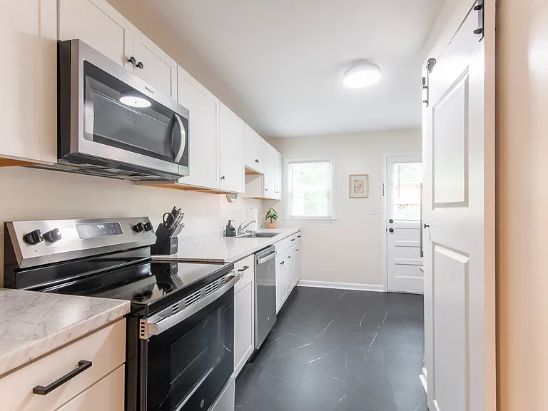 2218 Wayne Ave #B — Photo 9