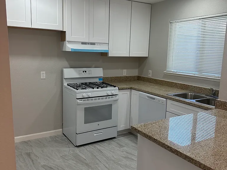 8044 N El Dorado St — Photo 4