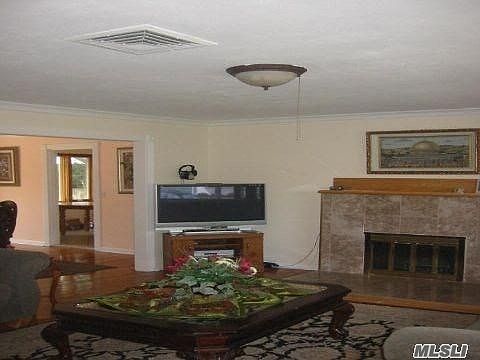 2nd image of 340 Glynn St