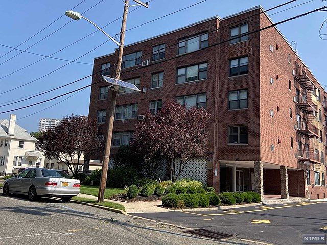 1st image of 275 Hoym St APT 5B