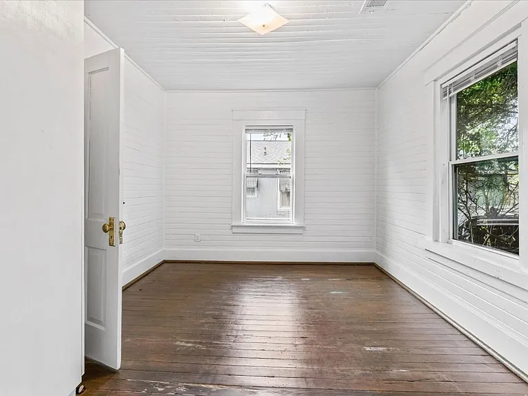 762 E Waldburg St — Photo 16
