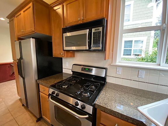 5th image of 3637 Wallingford Ave N APT B