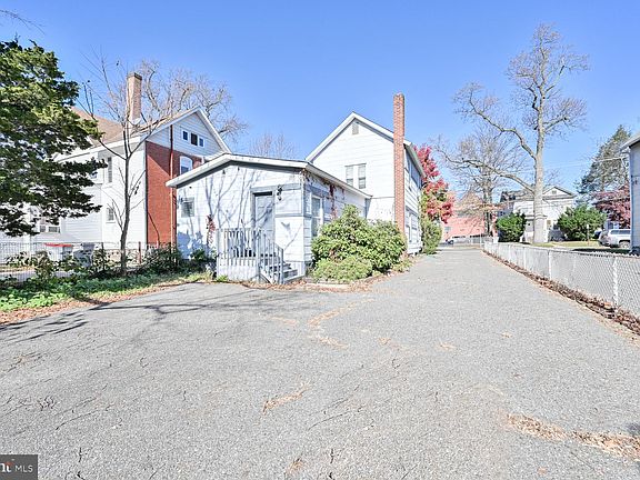 5th image of 821 E Elmer St