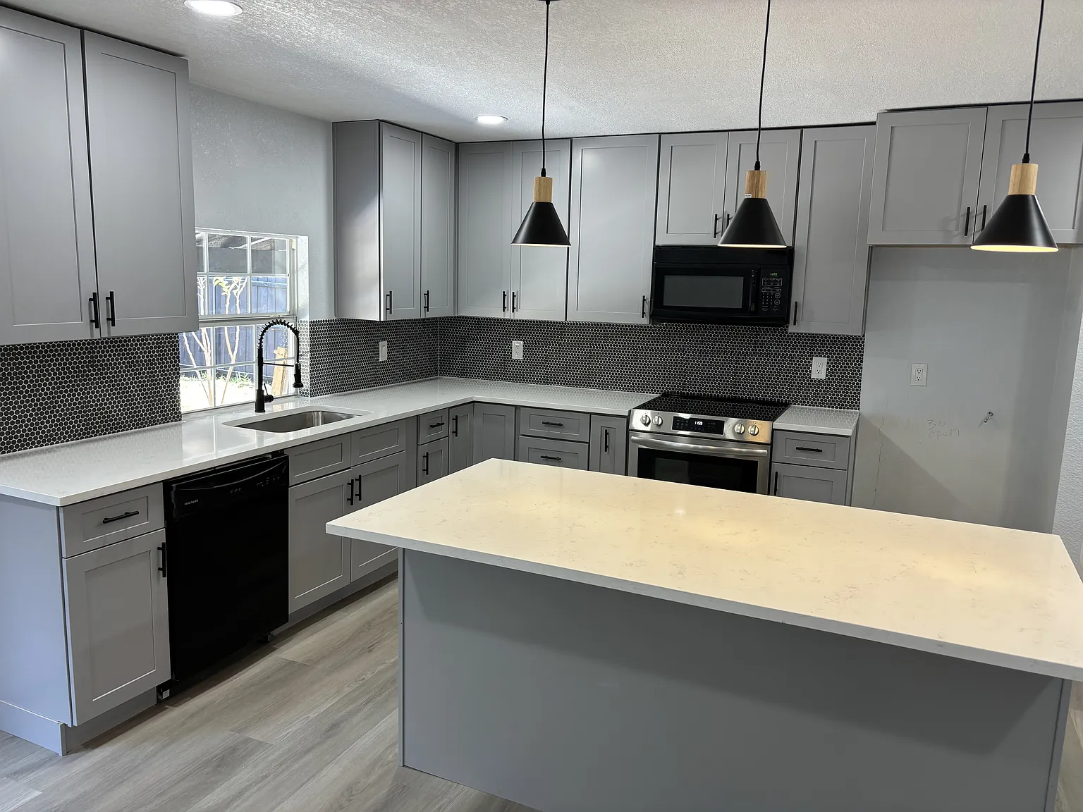3 bed, 2001 sqft, $2,599 — Photo 3