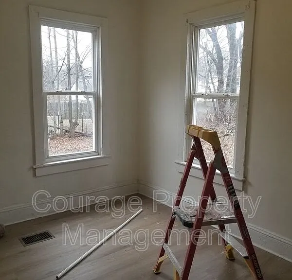 514 W 1st St #A — Photo 8