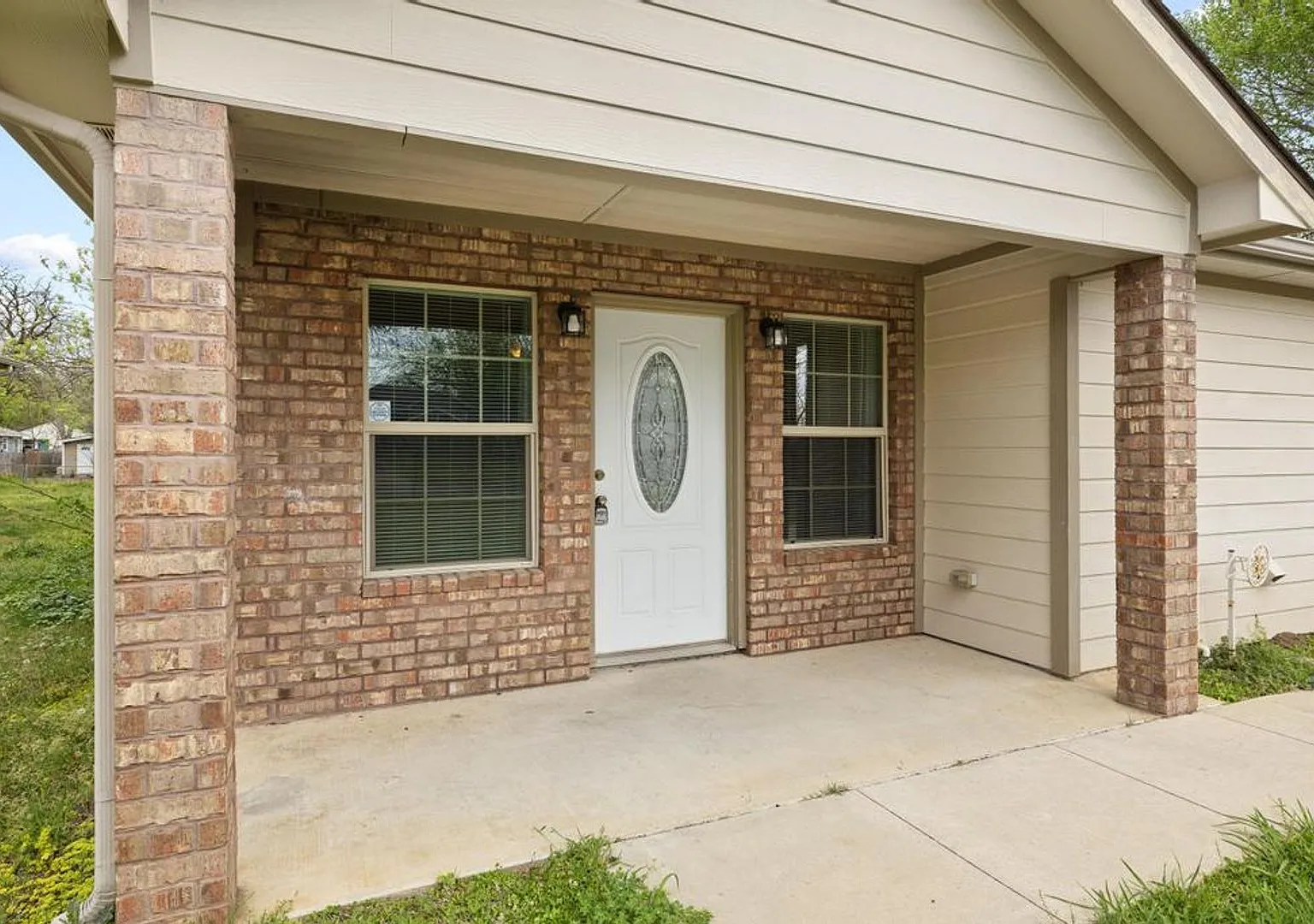 Step into comfort and modern convenience with this charming 3-bedroom, 2-bathroom home in Sherman... — Photo 4