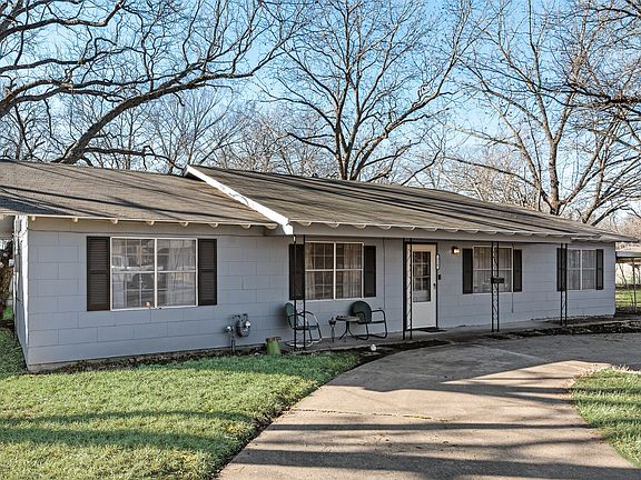 2nd image of 110 Hackberry St