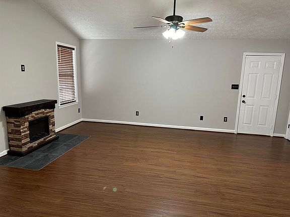 2nd image of 492 Oakwood Manor Dr