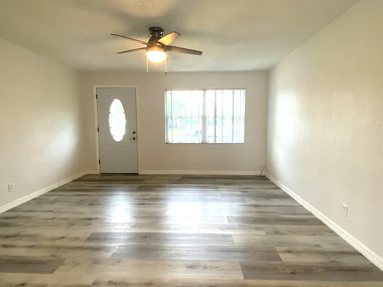 402 N Willow Ave — Photo 2