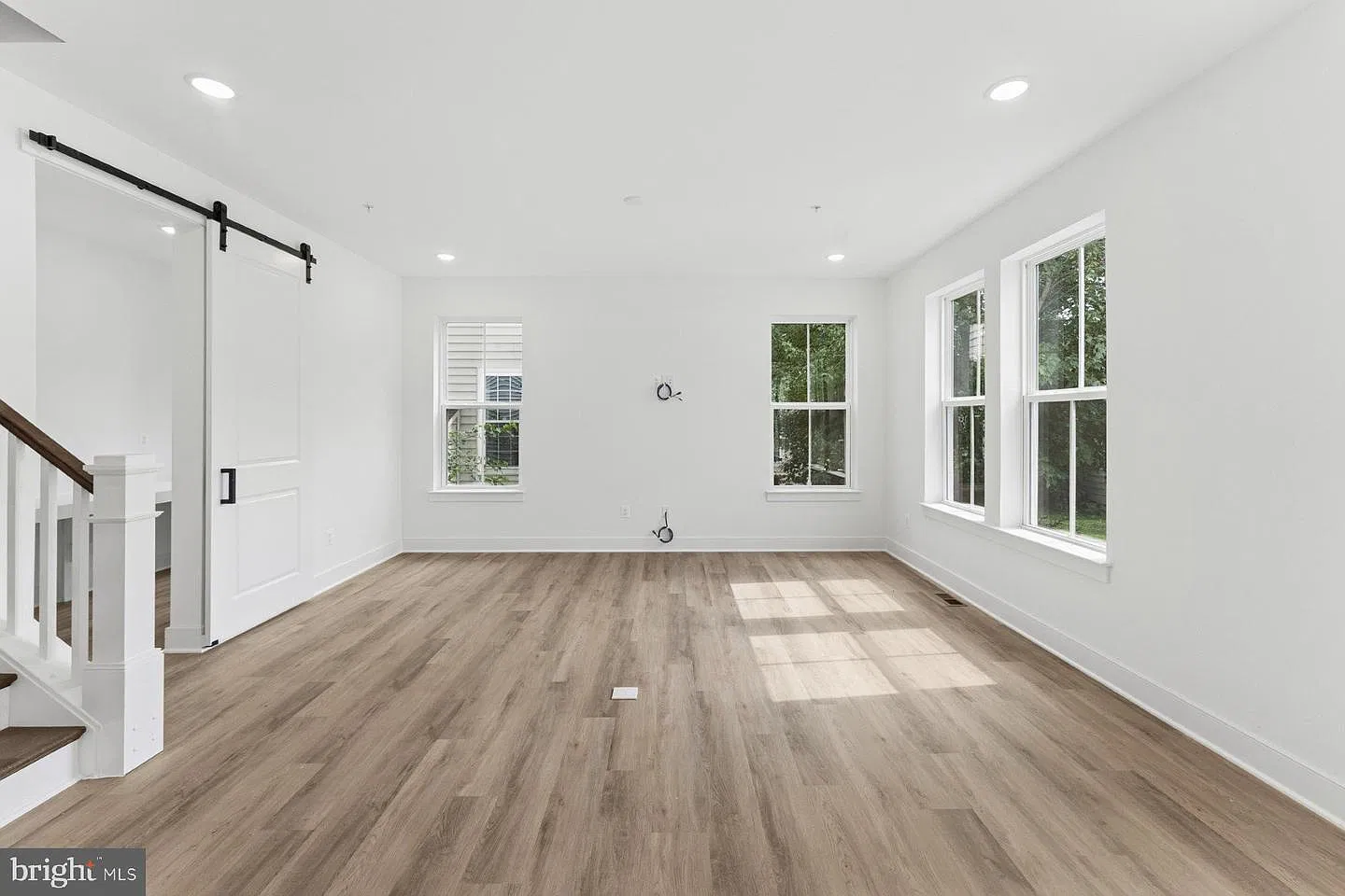 5 bed, 3918 sqft, $4,500 — Photo 1