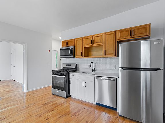 4th image of 923 Elm St APT 3A