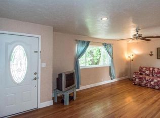 1464 Mistletoe Ln, Redding, CA 96002