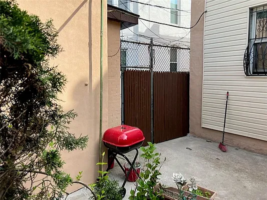 Sold by Remax Real Estate Professionals | media 28