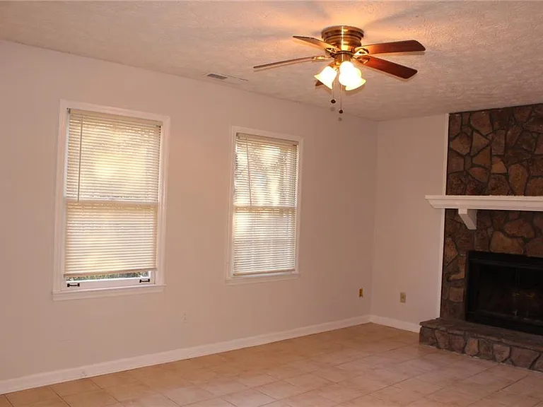 4438 Coopers Creek Dr SE — Photo 2
