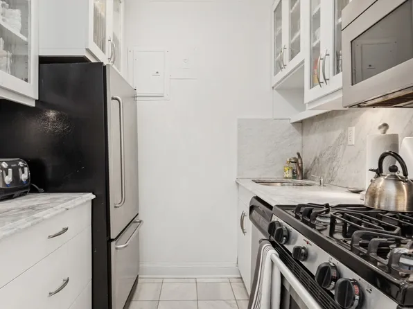 60 Sutton Place South image 5 of 15