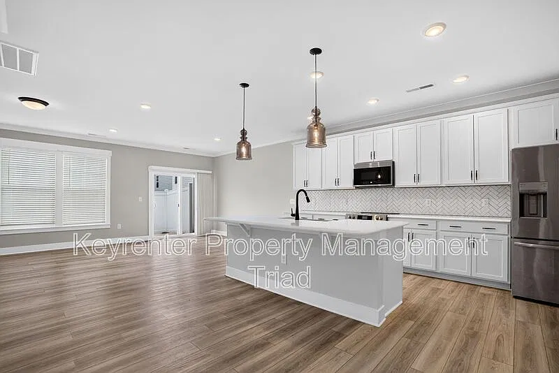 3 bed, 2.5 bath, 2014 sqft, $2,400 — Photo 3