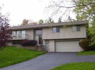 N2W27400 Arrowhead Trl, Waukesha, WI 53188