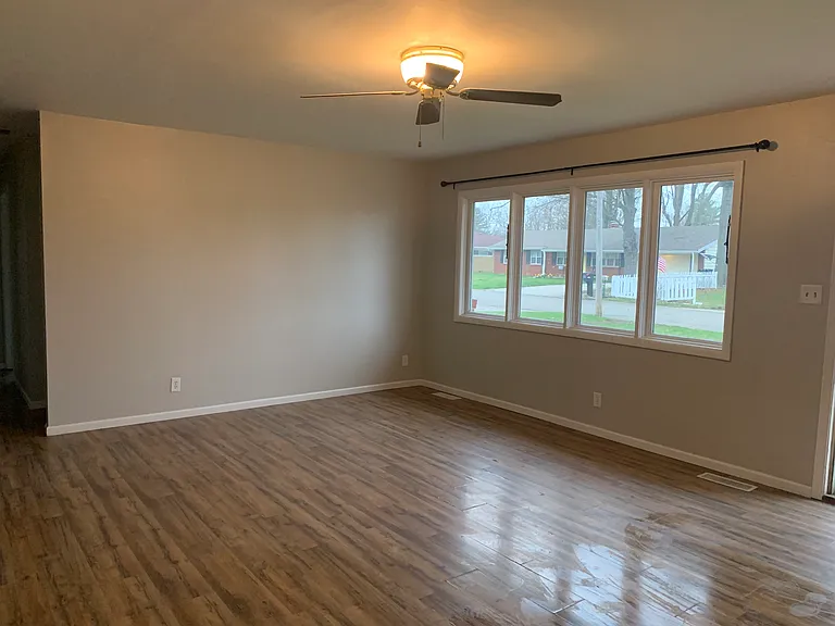 2117 W Surrey Dr — Photo 13