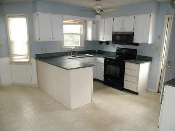 3rd image of 130 Livingston Dr