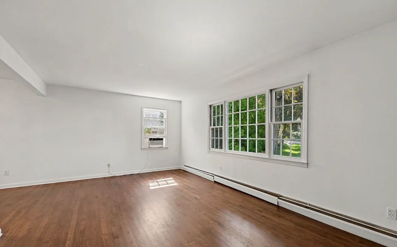 3 bed, 1.5 bath, 1200 sqft, $5,000 — Photo 2