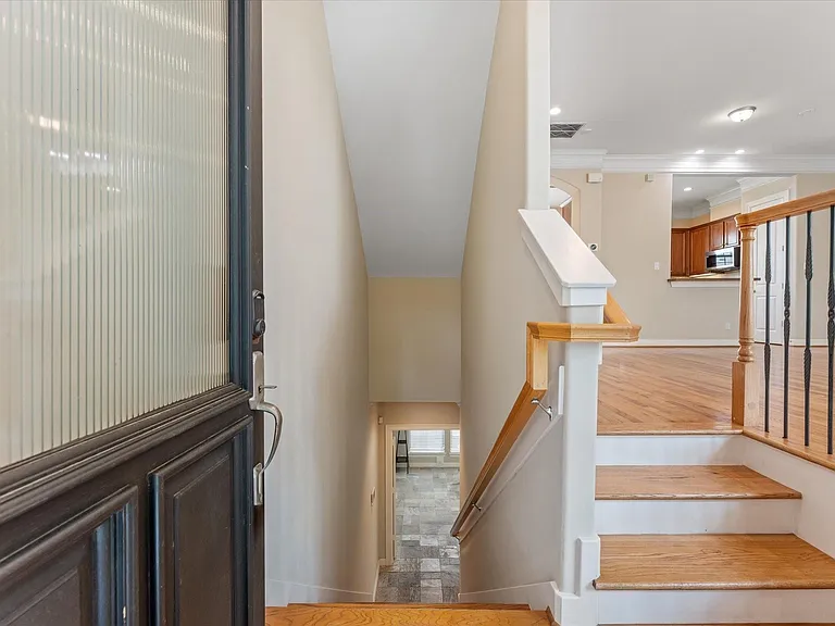 906 Reinicke St — Photo 7