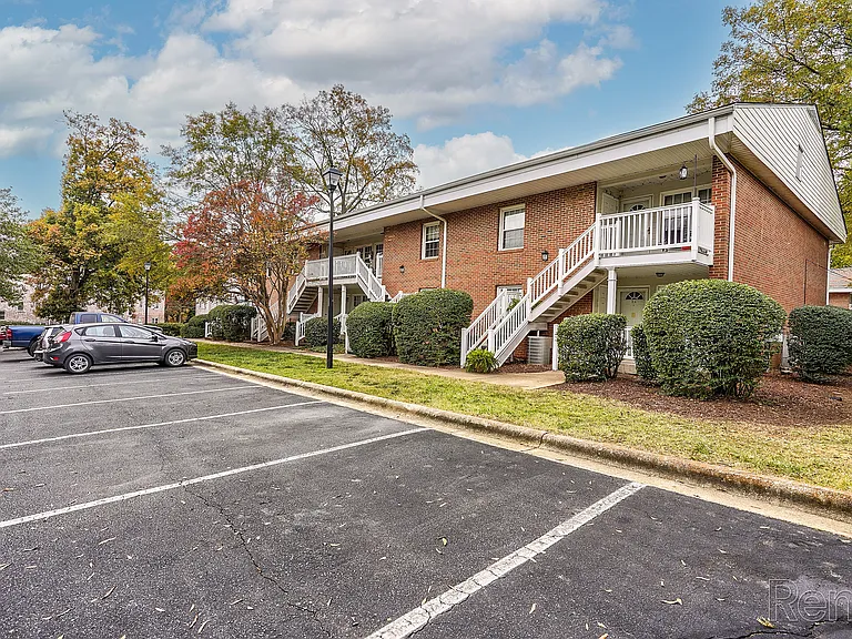 Shamrock Apartments — Photo 9