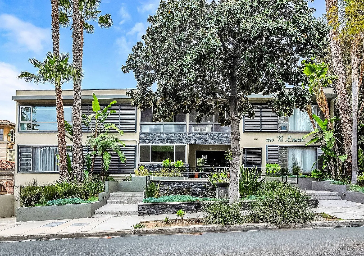 One bed in Mid-Century pool building — Photo 2