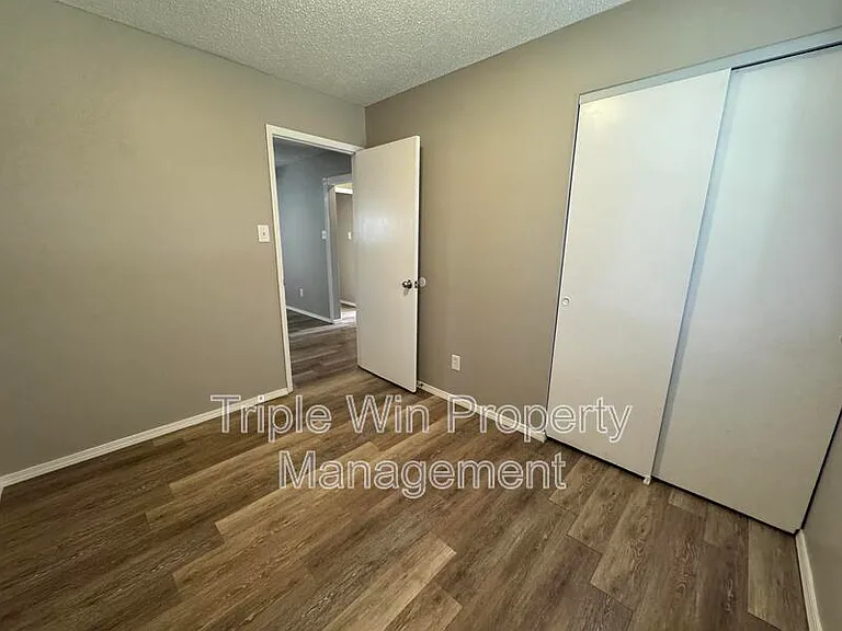 513 Coachway Ln — Photo 19