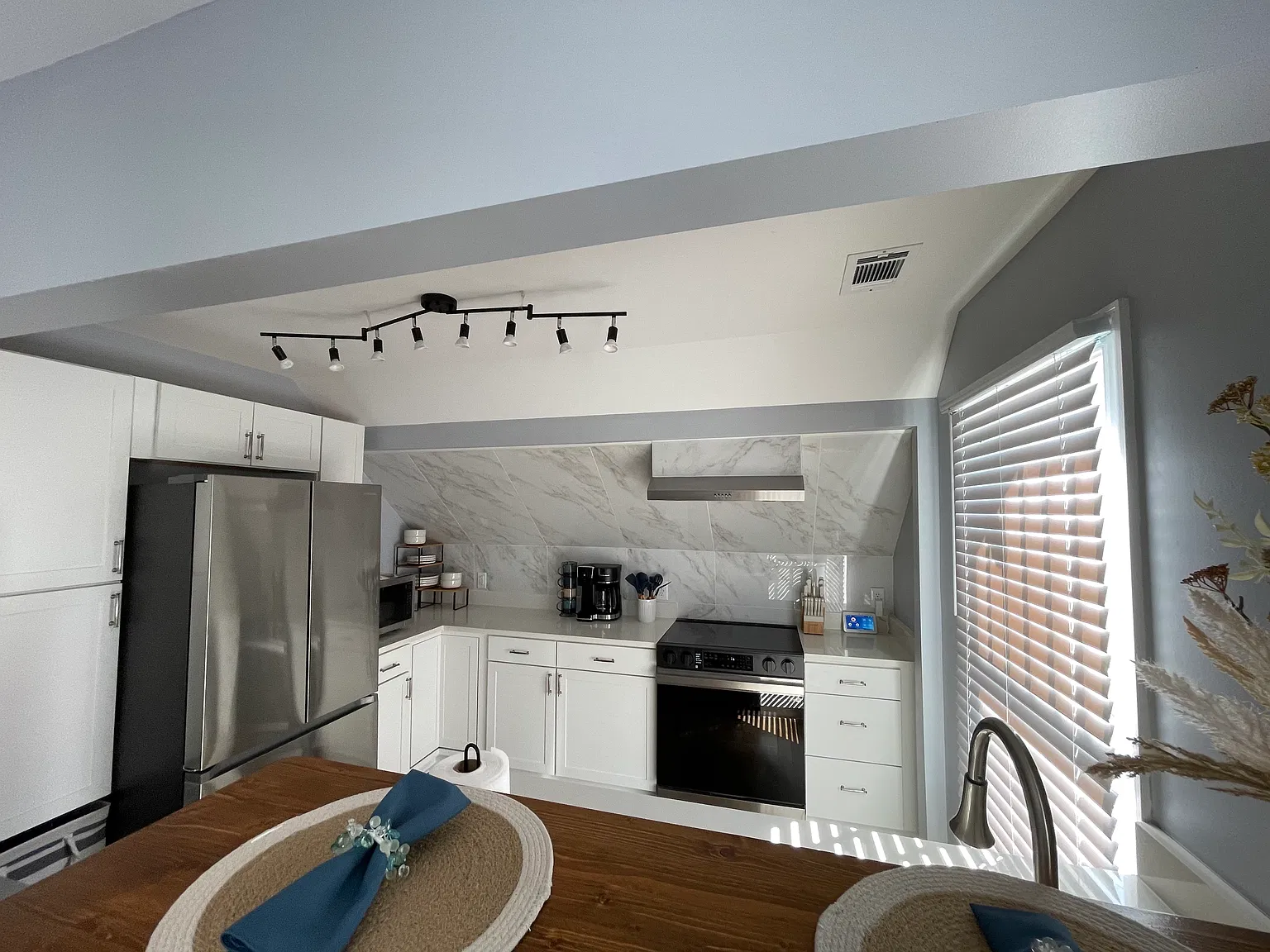 2 bed, 1008 sqft, $2,300 — Photo 4