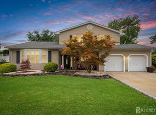 31 Iroquois Dr, Parlin, NJ 08859