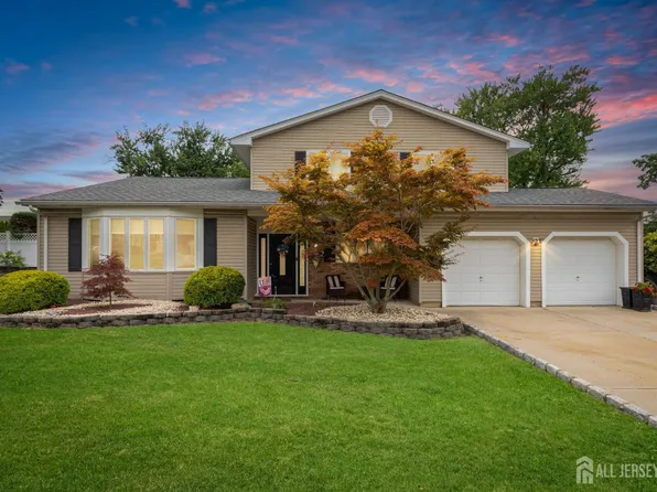 31 Iroquois Dr, Parlin, NJ 08859