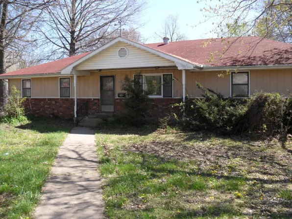 923 E Douglas St, Iola, KS 66749