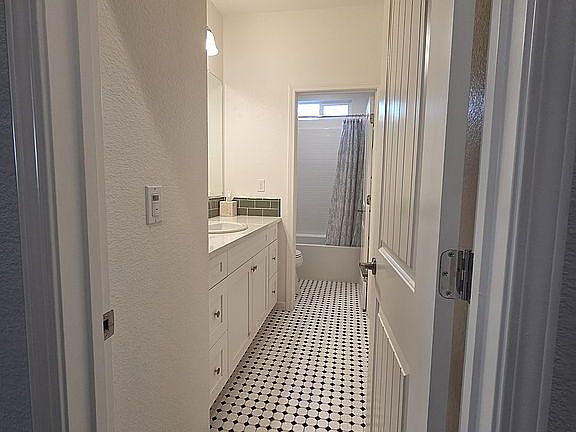 5th image of 490 Daffodil Dr
