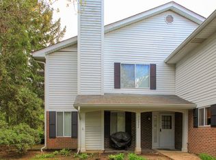 1302 Barclay Ln, Deerfield, IL 60015