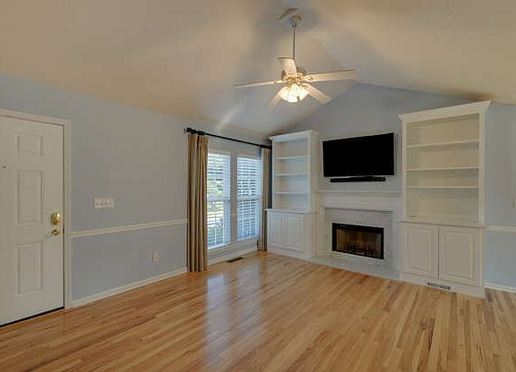 5th image of 217 Ash Wood Ln