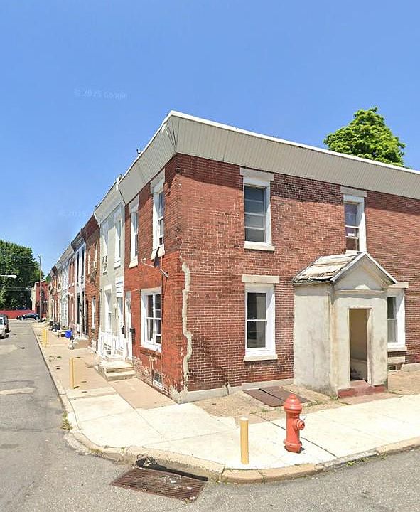 2nd image of 1625 W Victoria St