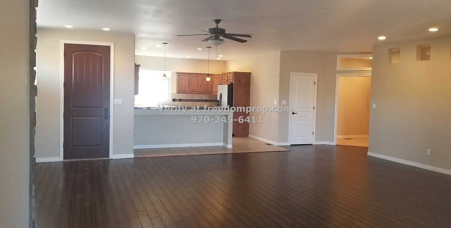 2 bed, 2.0 bath, 2007 sqft, $2,210 — Photo 3
