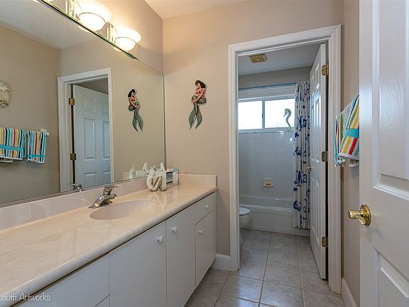 5th image of 10 Deerwood St