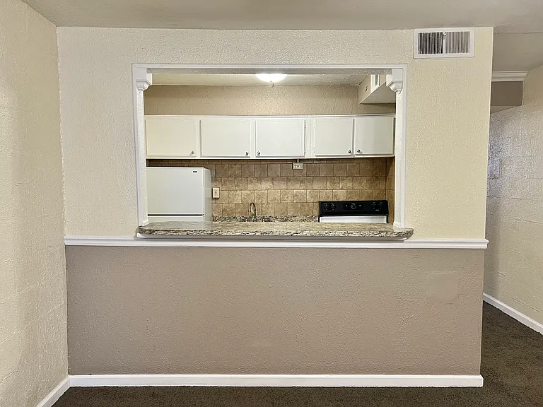 Heather House Apartments — Photo 32