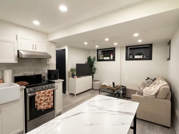 121 Sorauren Ave #4, Toronto, ON M6R 2E3
