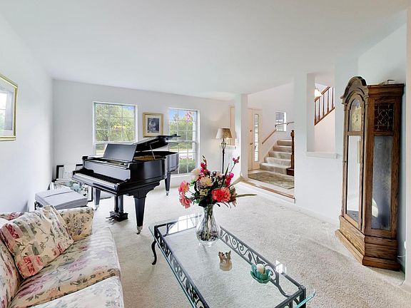 3rd image of 580 Sycamore Cir