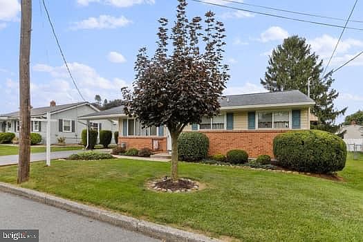 2nd image of 405 Maple Hill Ave