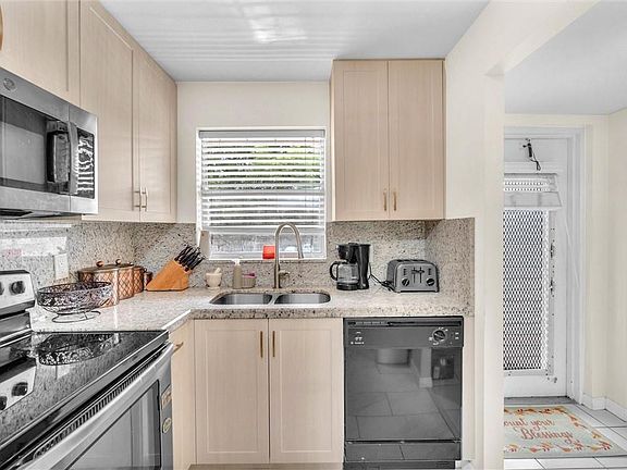 5th image of 9010 Sunrise Lakes Boulevard #211
