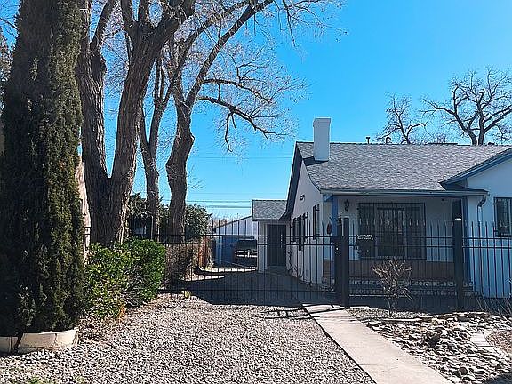 3rd image of 212 Solano Dr NE