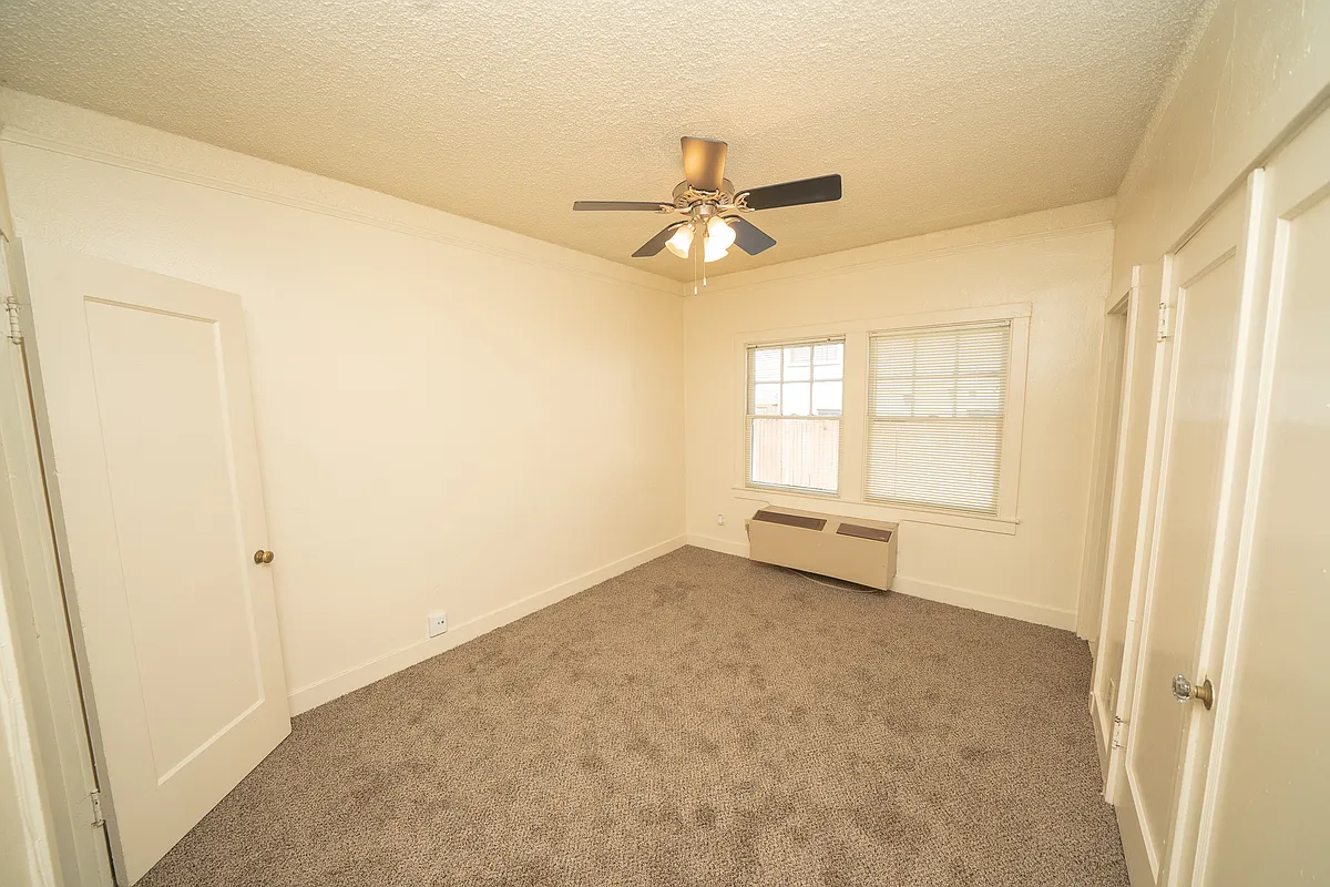 Building Photo - 818 25th St #116