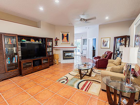 4th image of 634 NW Venetto Ct