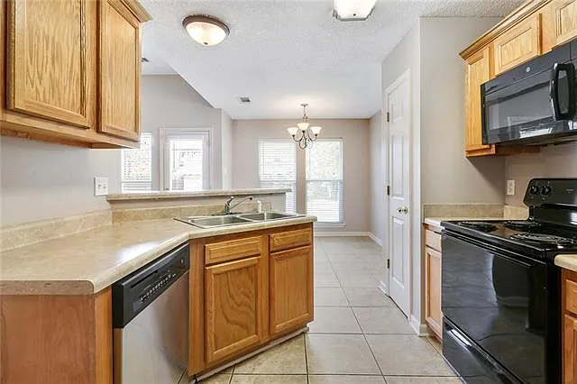 115 Pear St — Photo 4