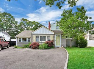 35 Gwendolyn Pl, East Islip, NY 11730